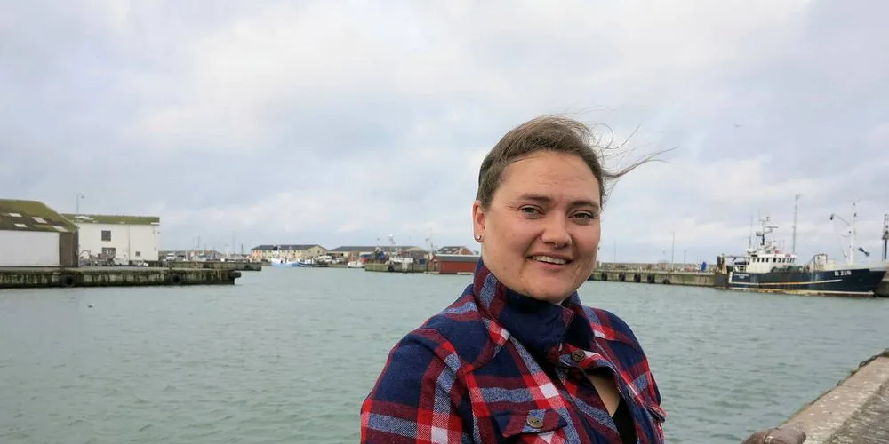 FLYTTET TIL DANMARK: Linn Indrestrand flyttet fra Norge til Hirtshals. Der er hun utviklingskoordinator i Hirtshals Havn.Foto: Nils Torsvik