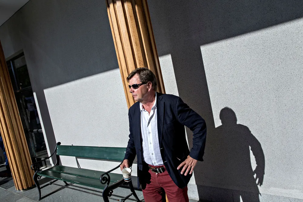 Radiogründer Svein Larsen nekter å være stille i studio, og krever nå over 100 millioner kroner i erstatning i en klage til Konkurransetilsynet.