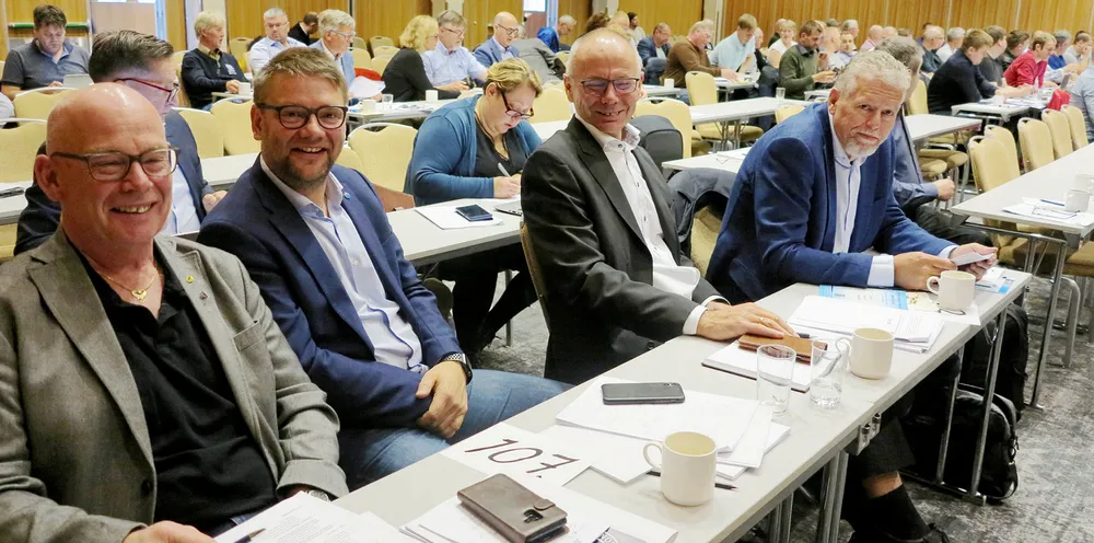 FORNØYDE: Styret i Fiskarlaget Nord mener leder i Fiskebåt, Jonny Berfjord (nr. to f.v.), kan være mest fornøyd med utviklingen i Fiskarlaget. Her sammen med Jan Fredriksen, leder i Nordland Fylkes Fiskarlag, Kjell Ingebrigtsen, leder i Norges Fiskarlag og generalsekretær Otto Gregussen på årsmøtet i Fiskarlaget Nord i 2019.