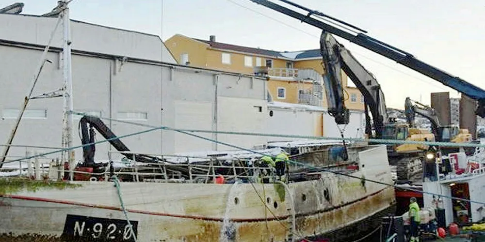 OVER VANN: «Øksnesværing» hevet på havna i Svolvær.
