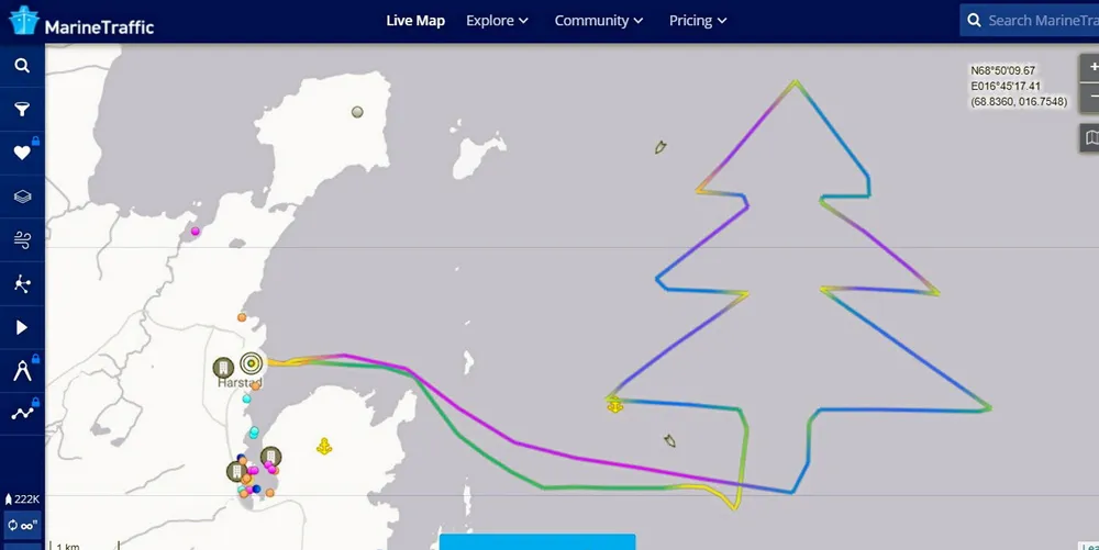 TRENING: Julehilsen fra den lokale redningsskøyta på Vågsfjorden utenfor Harstad.