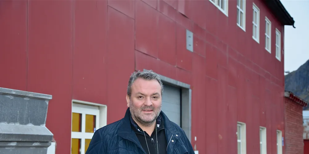Knut Harald Kristiansen i Polarartic Seafood skal pusse opp ein nedlagt hermetikkfabrikk og starte lakseforedling i Abelvær. Selskapet har også lakseforedling i Øksfjord, der dei no også skal satse meir på kvitfisk.