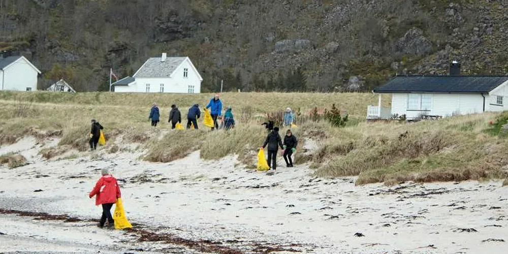 MANGE VIL BIDRA: Norge rydder som aldri før viser Strandrydderapporten for 2018. Her ser vi strandryddig i regi av Norges Fiskarlag.