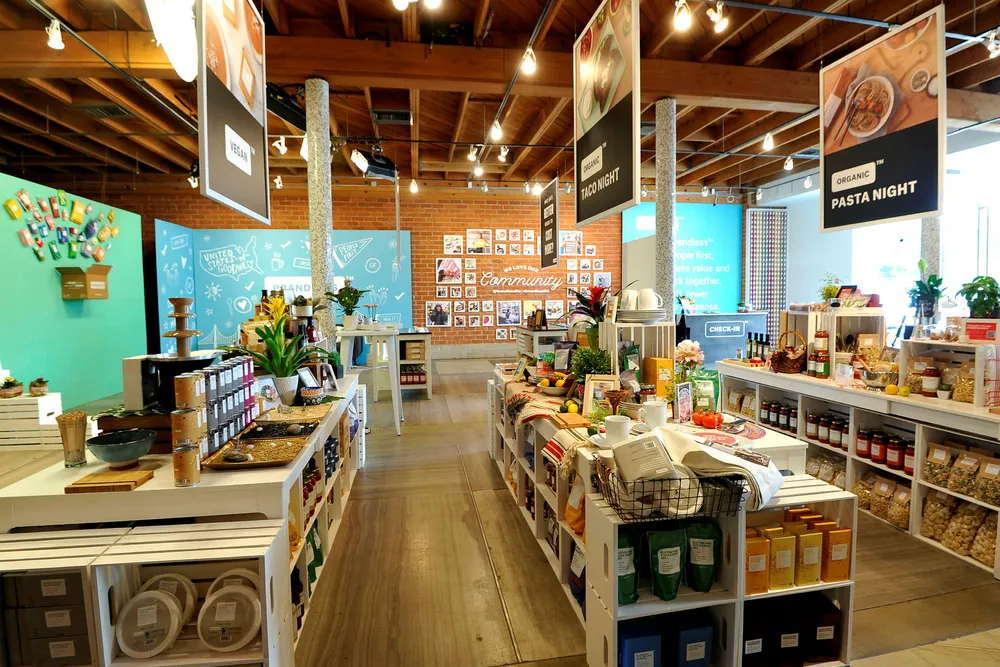 Hva om det for eksempel blir fem slike «brandless»-nettbutikker: Brandless, NoBrand, Brandaway, Brands are not Us og BrandBan? Hvordan skal kundene velge mellom disse fem nettbutikkene? Hvordan skal den enkelte butikken skille seg ut? Her fra av nettbutikken Brandless' pop-up-butikk i Los Angeles, California.
