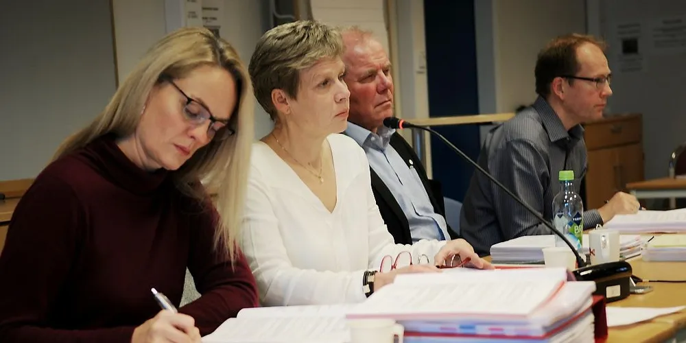 Reguleringsmøte, høsten 2016. Seniorrådgiver Synnøve Liabø i Fiskeridirektoratet (t.v.) og fiskeridirektør Liv Holmefjord. Foto. Kjersti Kvile