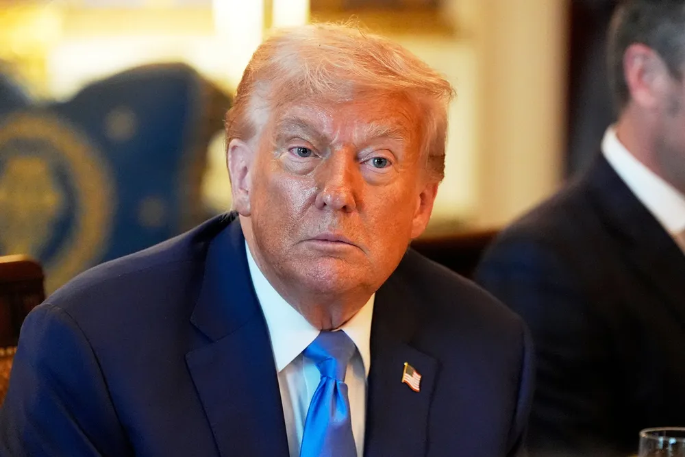 President Donald Trump la lørdag ut tollbrev til Mexico og EU på Truth Social. Han advarte om enda høyere tollsatser dersom motpartene svarer med økte tollsatser på amerikanske varer. Her avbildet under et møte med Benjamin Netanyahu i Det hvite hus på mandag.