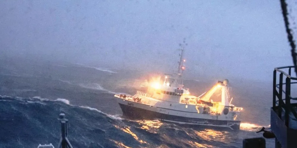Det blåste nordlig storm da KV «Svalbard» kom «Kvalstein» til unnsetning Foto: Skjermdump fra Kystvaktens Twitter-konto.