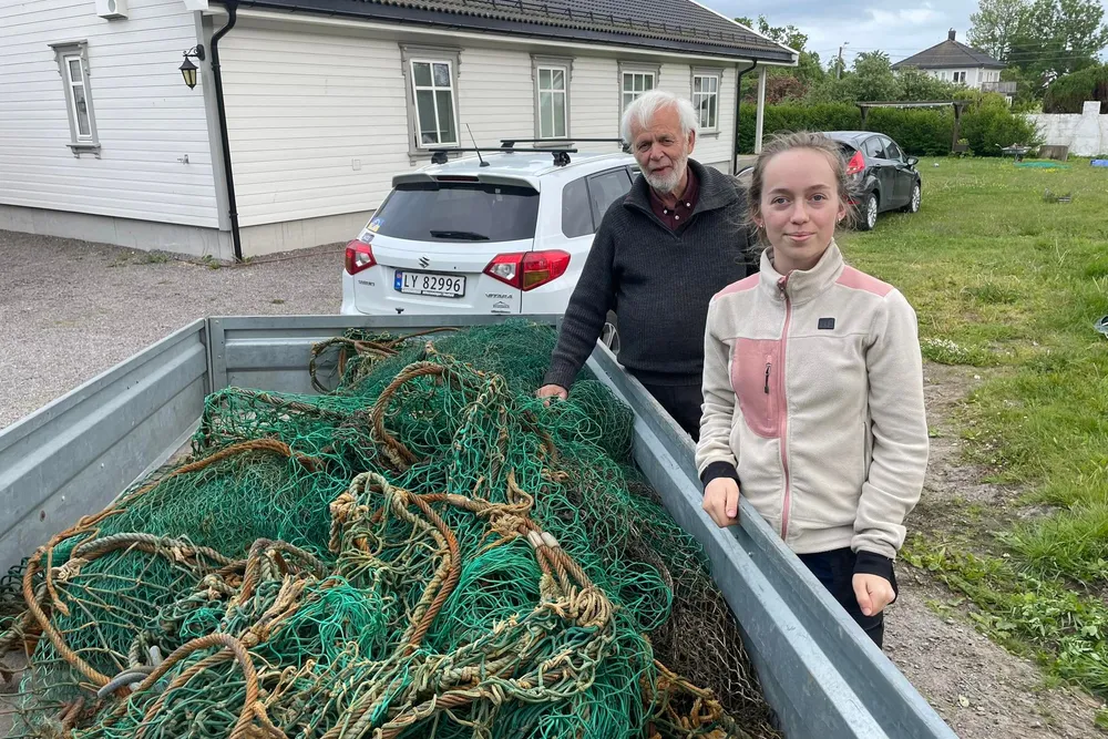 Trond Rasmussen sammen med Amalie Rosendal Bech i Færder Sjømat med noen av garnene de har samlet inn.
