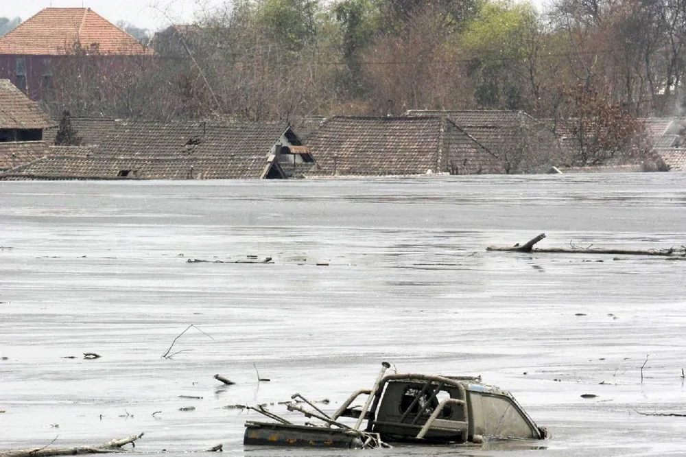 Mud: continues to flow in East Java as Santos seeks to confirm media reports about costs for controlling the incident