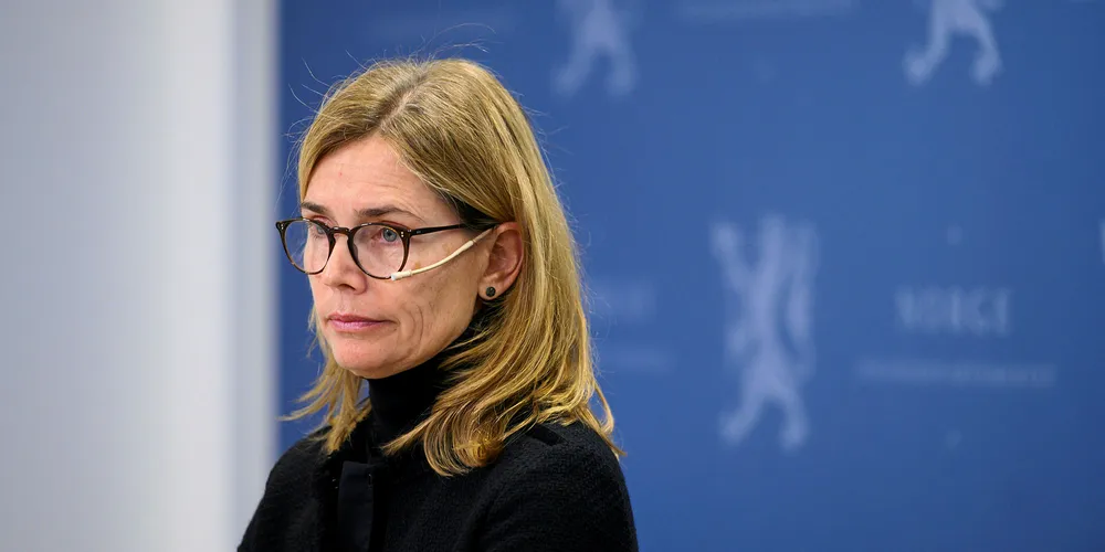 Karen Helene Ulltveit-Moe presenterer utredningen om lakseskatt for finansminister Siv Jensen.