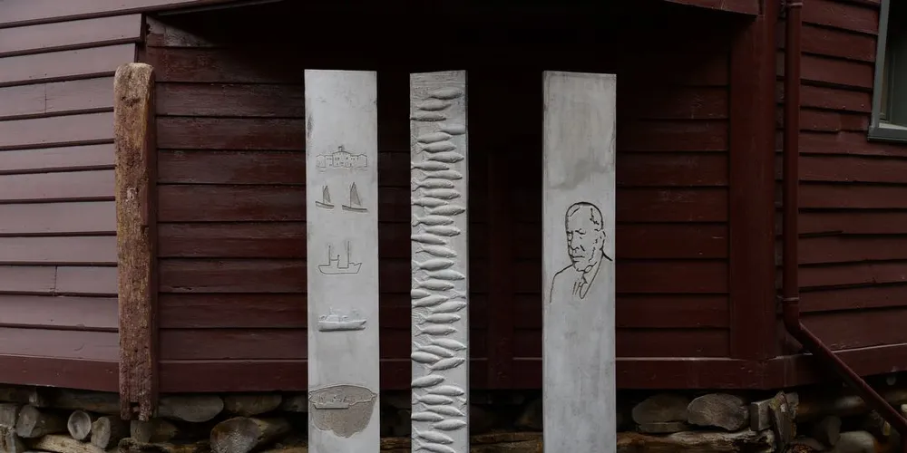 Fiskerhøvdingen: Tre søyler er satt opp utafor Norges Fiskermuseum i Sandviken, Bergen. Dei er tileigna fiskerhøvdingen Mons A. Kårbø.