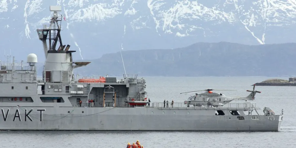 SNART KLAR: Kystvaktskipet ”Senja” er akkurat nå på verksted for å gjøre de siste tilpasninger til sin rolle som helikopterbærende fartøy for nye NH90 (bildet). Fra våren av bærer det til havs i ordinær patruljetjeneste. Foto: Jon Eirik Olsen.