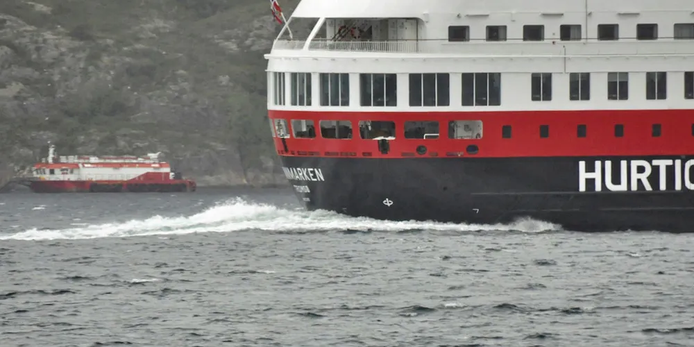 Hurtigruten passerer lakseanlegg i Gildeskål i Nordland.