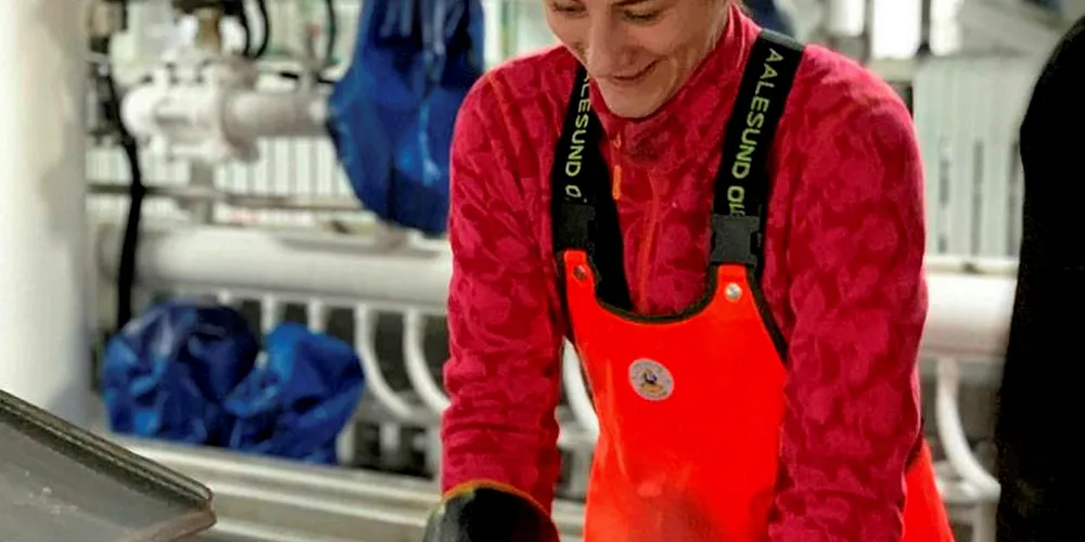 FLERE JENTER: Antall jenter som søker seg til Fiske og Fangst-linjen på videregående har en stor økning i år. Her Celine Aasen Hol, lærling om bord på «Volstad», som er fornøyd med utdanningsvalget sitt.