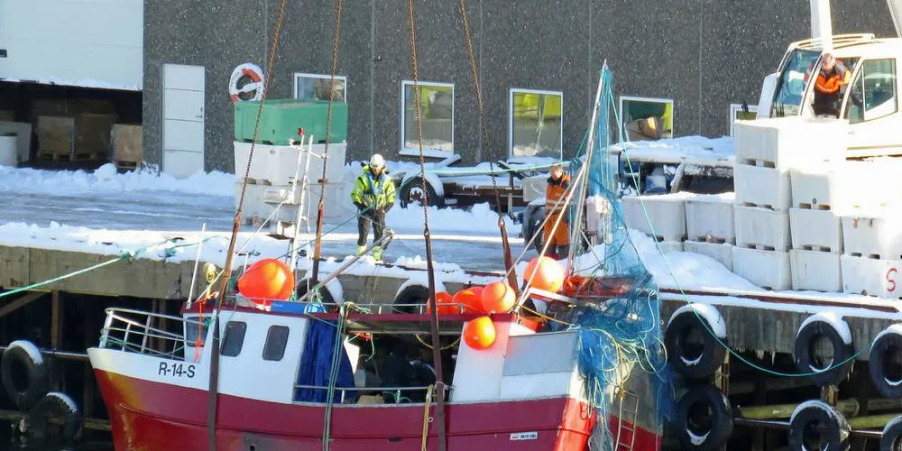 HEVES: «Coygfisk» heises opp i Henningsvær etter forliset forrige uke.Foto: Jon Eirik Olsen