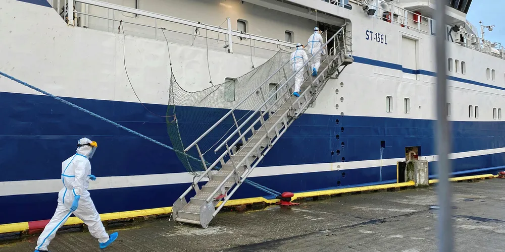 Det er mistanke om at en av mannskapet om bord på linebåten «Leinebris» er smittet med korona.