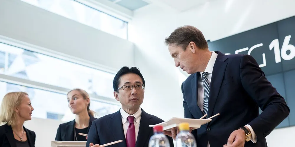 Cermaq kastet kvinnene ut av styret da japanske Mitsubishi overtok. Konserndirektør juridisk og selskapsfunksjoner Cermaq, Synne Homble (t.v), tidligere styrleder Rebekka Glasser Herlofsen, konsernsjef i Cermaq, Jon Hindra og Yutaka Kyoya, konserndirektør i Mitsubishi. Foto: Skjalg Bøhmer Vold, DN