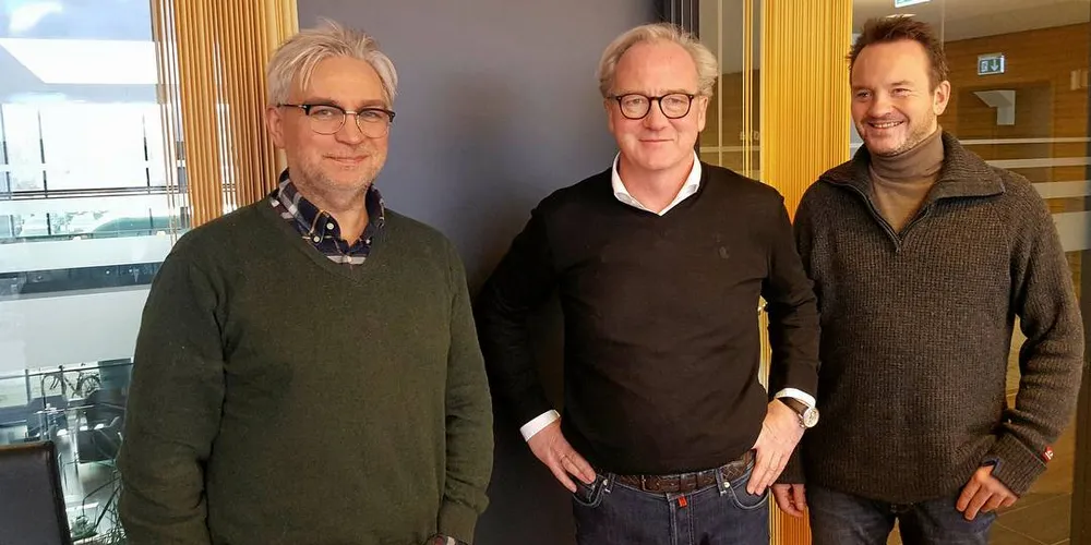 Med laks på dagsordenen: Fiskeripolitisk talsmann for Venstre (t.v.), André Nikolai Skjelstad, konsernsjef Trond Williksen i SalMar, og administrerende direktør Geir Ove Ystmark i Sjømat Norge. Foto: Aina Valland