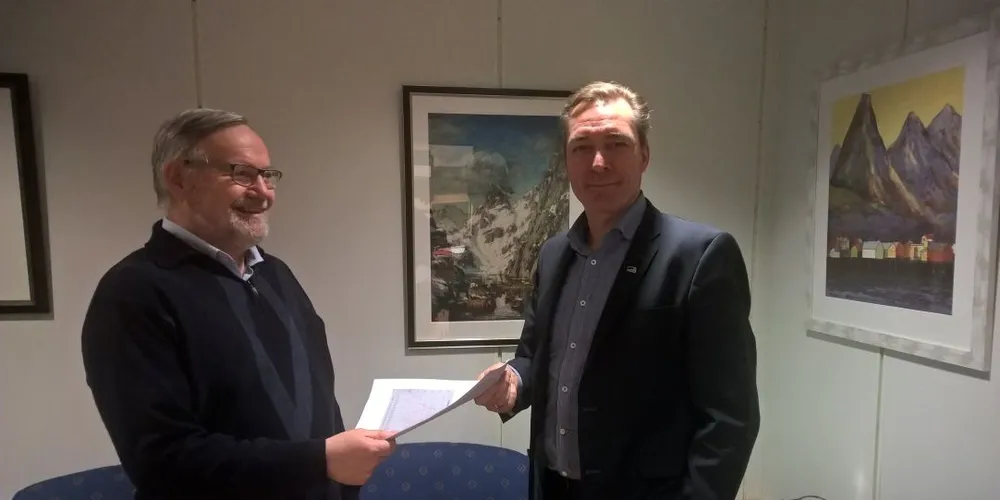 Styreleder i Fiskekjøpernes Forening, Steinar Eliassen, overleverer en motmelding til Frank Bakke-Jensen i Tromsø. Foto: Privat