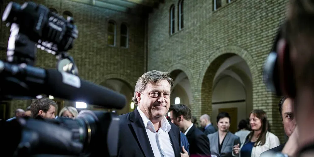 SKAL VURDERES: Fiskeriminister Harald Tom Nesvik (Frp) vil ikke svare på flere spørsmål knyttet til hva som gjøres for å sikre at regelverket for dumping av badebehandlingsvann mot lakselus følges, før hans habilitet er vurdert. Det skyldes at han har vært ansatt i brønnbåtselskapet Sølvtrans som kan ha brutt med regelverket da de tømte badebehandlingsvann i et gytefelt for fisk.Foto: Fartein Rudjord