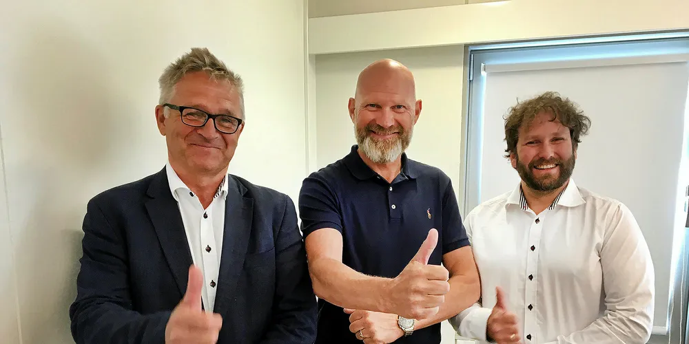 Signeringen av avtalen mellom Vikings Label og Gråkjær Aqua. Fra venste salg- og utviklingsleder Bjarte Landro i Gråkjær, administrerende direktør Tore Havn i Vikings Label og Gråkjærs regionale salgsleder Roger Marøy.
