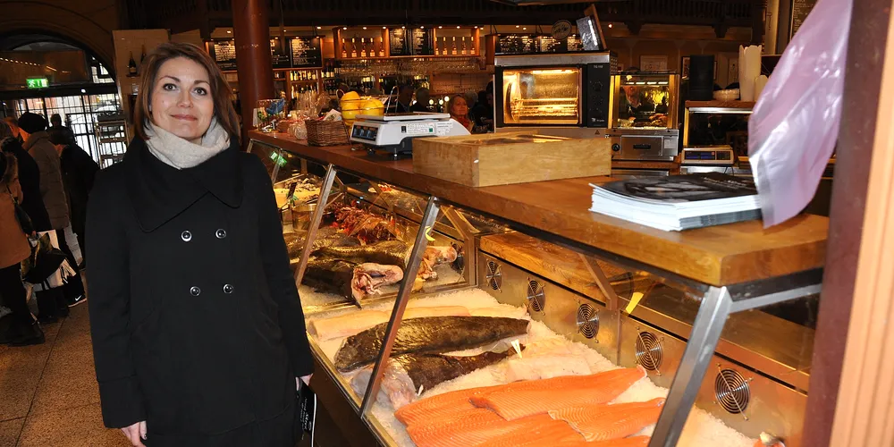 STOLT: Fiskeriutsending Line Kjelstrup ved ambassaden i Stockholm. (Foto: Bent-Are Jensen)