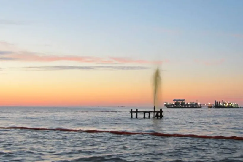 Oil spill: marine collision causes oil to spew