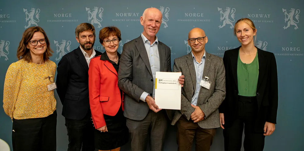 Regjeringen går ikke videre med Kraftskatteutvalgets forslag til endringer i vannkraftbeskatningen. Her fra utvalgets fremleggelse av rapporten 30. september i fjor. Fra venstre: Jøril Mæland, Tarjei Havnes, Tone Kaarbø, utvalgsleder Per Sanderud, Benn Folkvord og Ragnhild Camilla Schreiner.