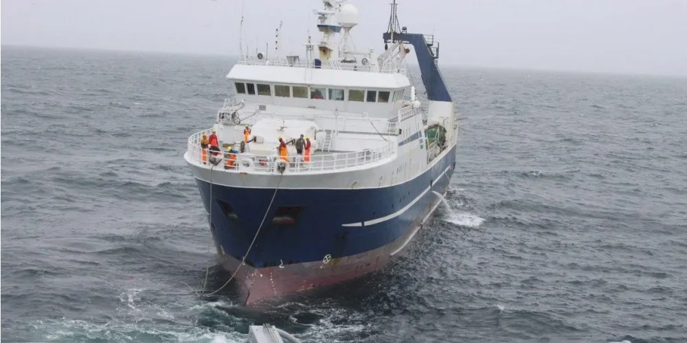 "Molnes" fikk langveis hjelp fra KV "Svalbard" i helgen. Foto: Kystvakten
