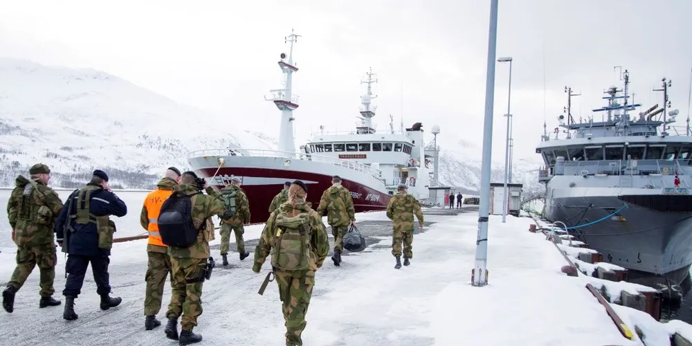 Sør-Troms sjøheimevernsområde har i løpet av øvelse Heimdall i HV-16 testet ut forhåndsrekvirerte fartøy med innleide båter. Her testes samkjøring mellom «Trønderbas» og langt mindre «Bogøy II» under øvelsen. Alle foto: Marte Brohaug/ Forsvaret