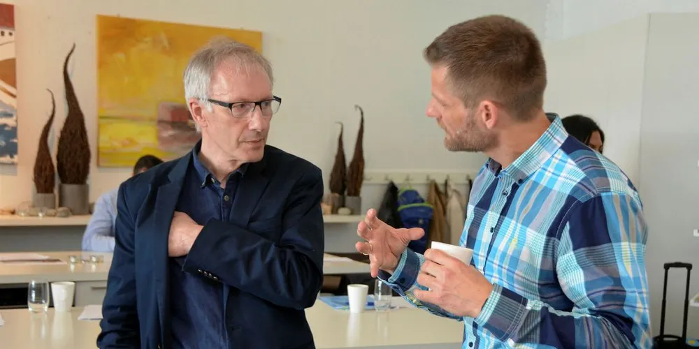 ANLYSER: Forsker Roger Richardsen i SINTEF Ocean (t.v.) i samtale med analytiker Øystein Valanes i Norges sjømatråd, to av innlederne på Klippfiskseminaret denne uken.