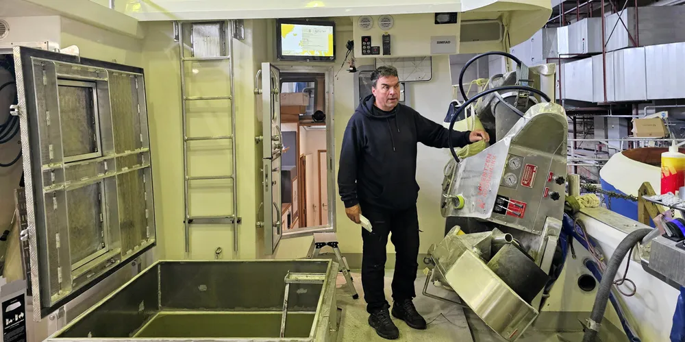 Reder Stig Arne Johnsen på sine nye 10,99 meter hybridsjark.