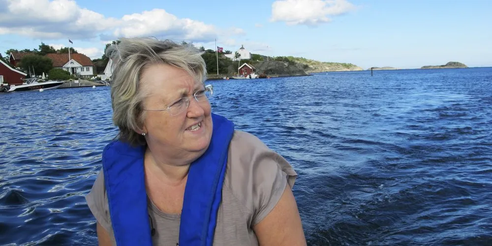 Fiskeriminister Elisabeth Aspaker i Blindleia i Lillesand kommune. Hun går nå hardt ut mot oppdretterne, og krever stopp i legemiddelbruken. Foto: Harald Berglihn