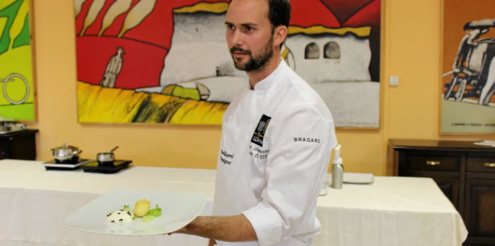 Ørjan Johannessen eide en tredjedel av tareselskapet Austevoll Seaweed. Her tilbereder han mat under en workshop i Italia.