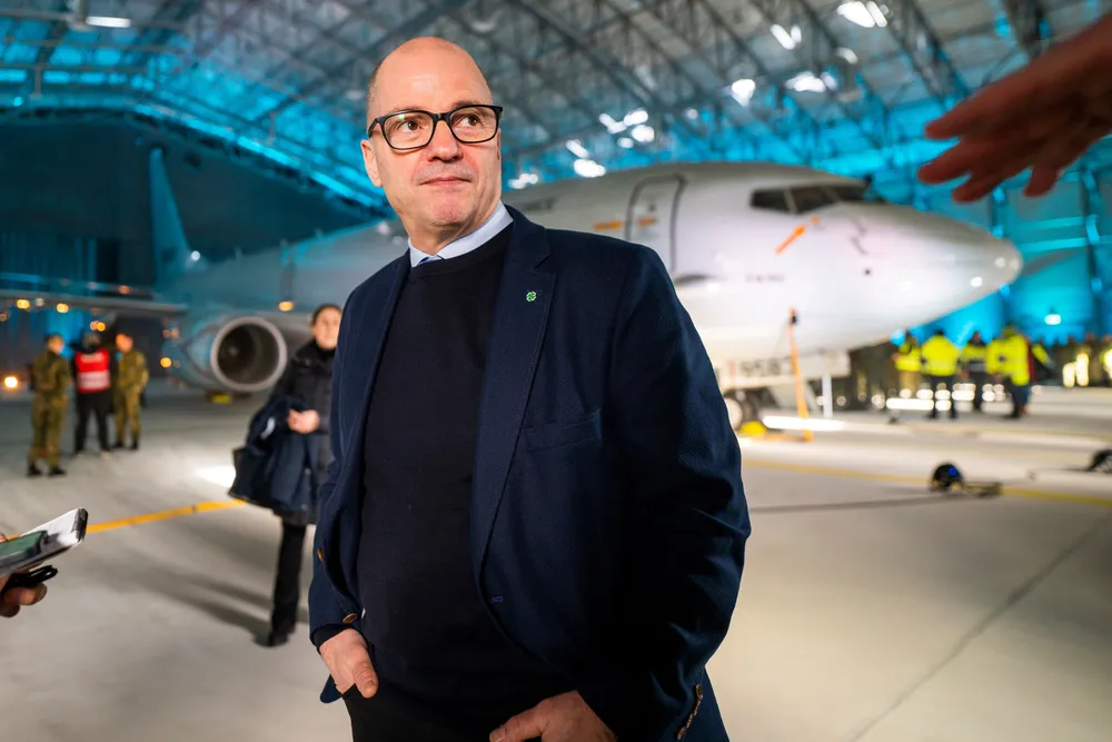 Forsvarsminister Odd Roger Enoksen på Evenes for å ta imot nye overvåkningsfly.