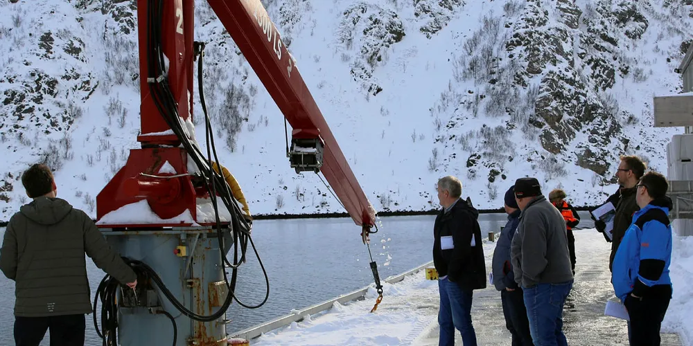 SOLGT: En miks av interesserte og nysgjerrige møtte opp da det var visning på fiskemottaket på Rebbenesøy. Nå er det klart at selskapet UAB Benko Servisas fra Litauen blir de nye eierne.
