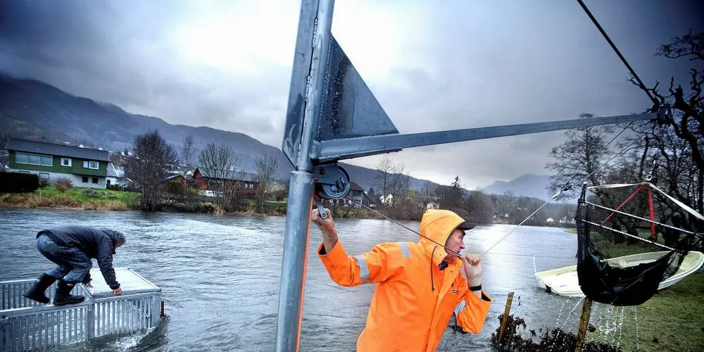 Fra laksefelleanlegg i Etne. hensikten er å hindre rømt oppdrettsfisk i å ta seg oppover elva. Vidar Børretzen i forgrunnen, Tor Egil Holmedal i bakgrunnen.Foto: Linda Næsfeldt