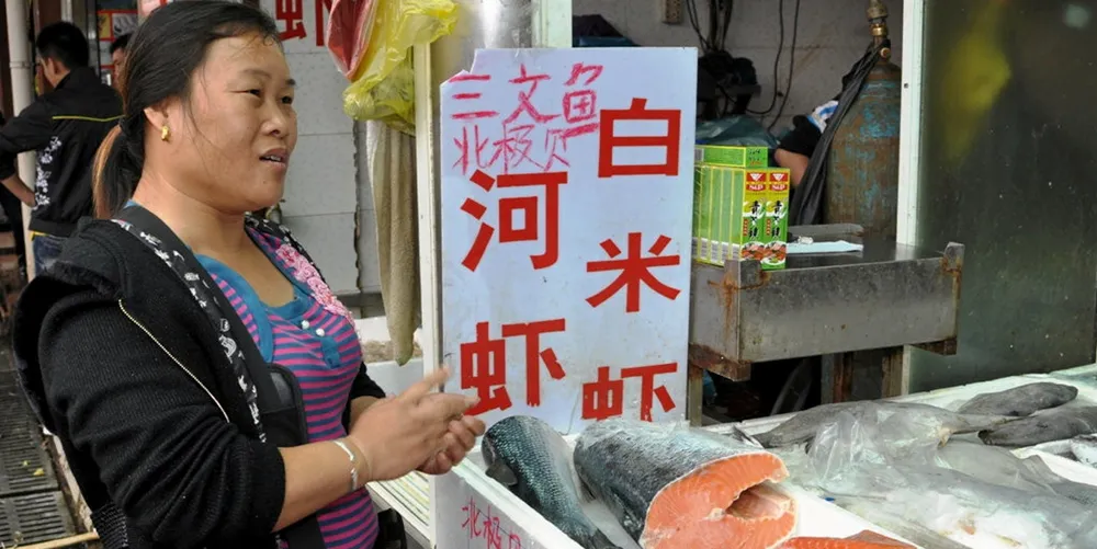 Norsk laks på fiskemarked i Shanghai i november 2010. Kina kommer nå tilbake for fullt. I februar i år var veksten på Kina vanvittige 729 prosent.