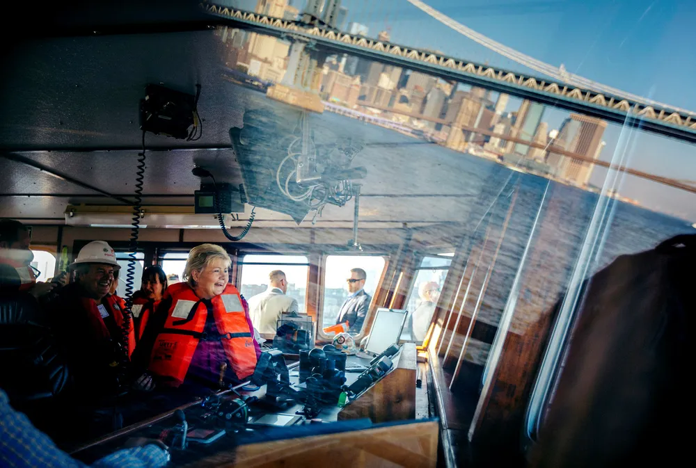 Statsminister Erna Solberg var på båttur med Equinor utenfor Manhattan i forbindelse med at selskapet skal bygge vindmark i området.