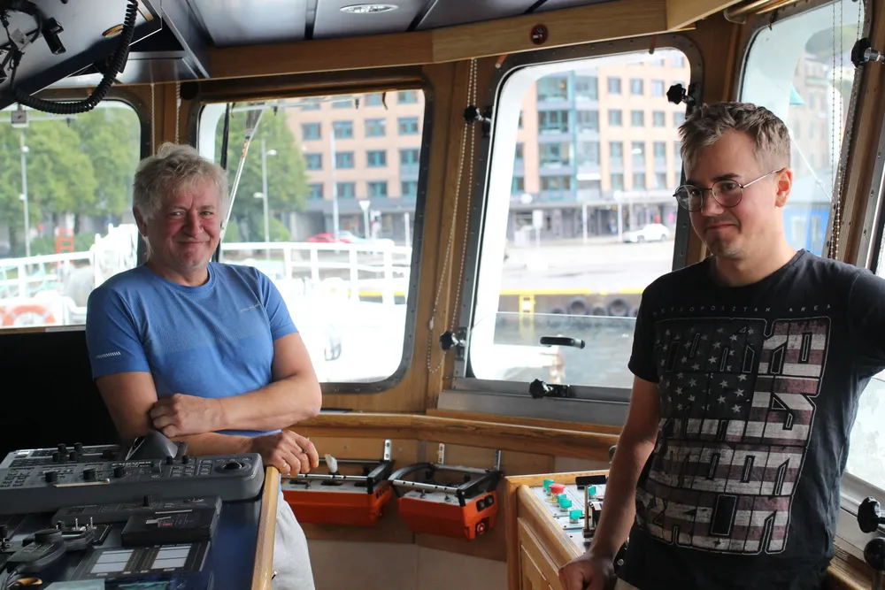 Reder, skipper og far Tommy Hansen og styrmann og sønn Marius Hansen jobber tett sammen og trives godt med det.