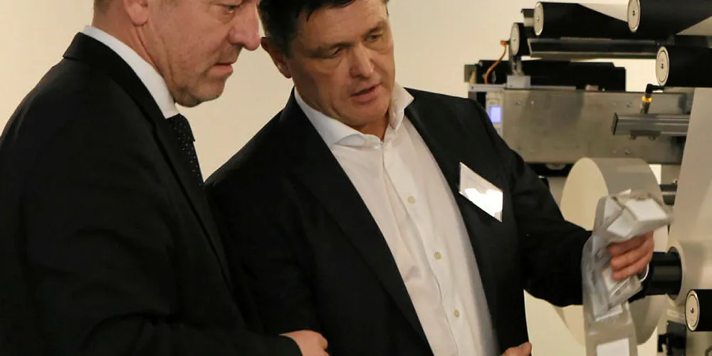 Fiskeriminister Geir-Inge Sivertsen (t.v) åpnet den nye fabrikken i Mo i Rana. Her sammen med produksjonsleder ved Tag Sensor, Raymond Sovang.