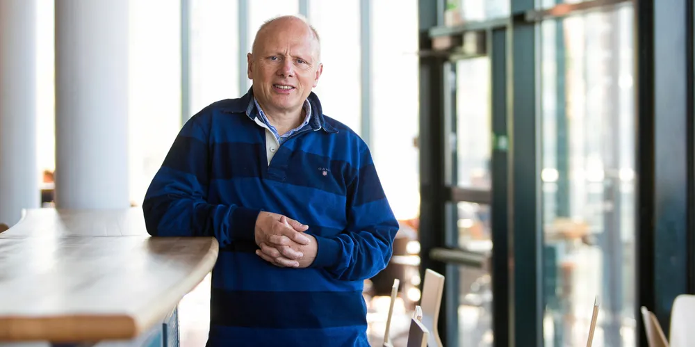 Overføringen av kundene fra GNP Energy til Tinde Energi i sommer er ikke lovlig, konkluderer Johan Giertsen. Han er professor ved juridisk fakultet ved Universitetet i Bergen, og ekspert på kontraktsrett. I GNP Energys vilkår for privatkunder framgår det at GNP Energy står fritt til å overføre kundeforholdet til en annen leverandør. Men det er i strid med europeiske forbrukerrettigheter, og ikke noe selskapet kan kreve – selv ikke om vanlige forbrukere faktisk signerer på slike vilkår, forklarer Giertsen.