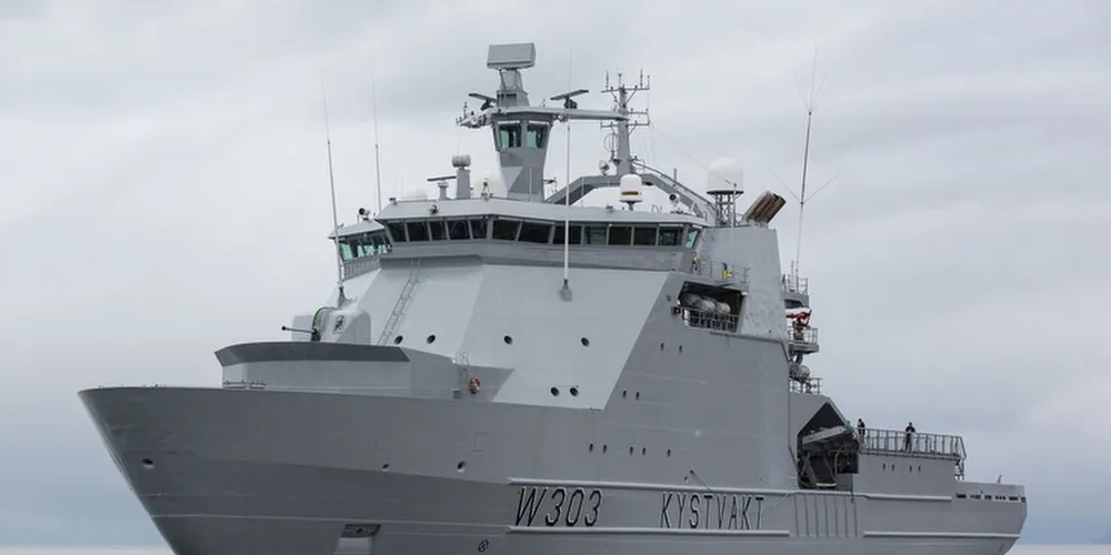 Kv «Svalbard» følger nå det latviske fiskefartøyet «Senator» til havn. Foto: Kystvakten