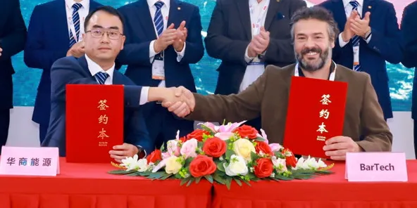 BAR Technologies CEO John Cooper (right) and Yunqiang Chen, vice president at CM Energy Tech, shake hands on signing a deal for manufacturing BAR’s wing solutions in China.