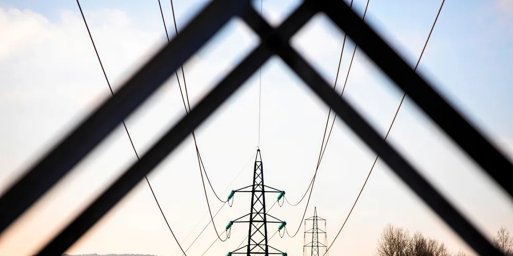 Illustrasjon strøm, strømkabler, elektrisitet, strømpriser, elkabler, strømpris. Strømpriser. Kraftlinjer.