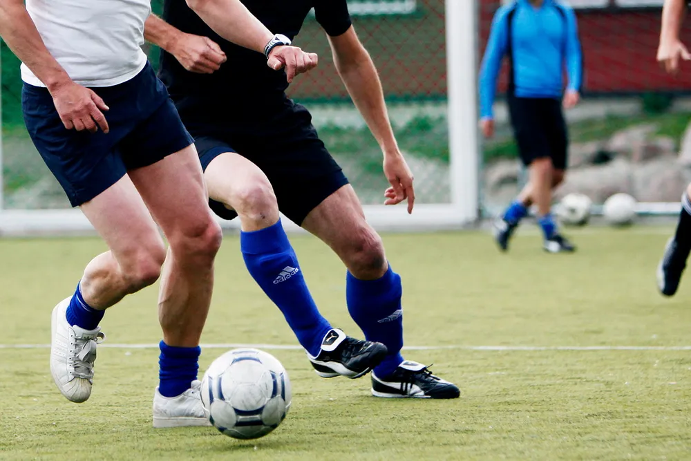 Jeg er sjelden mer lykkelig enn etter en endt fotballøkt med andre rødsprengte, fortunge, heseblesende ball- og infarktjagende menn, skriver artikkelforfatteren.