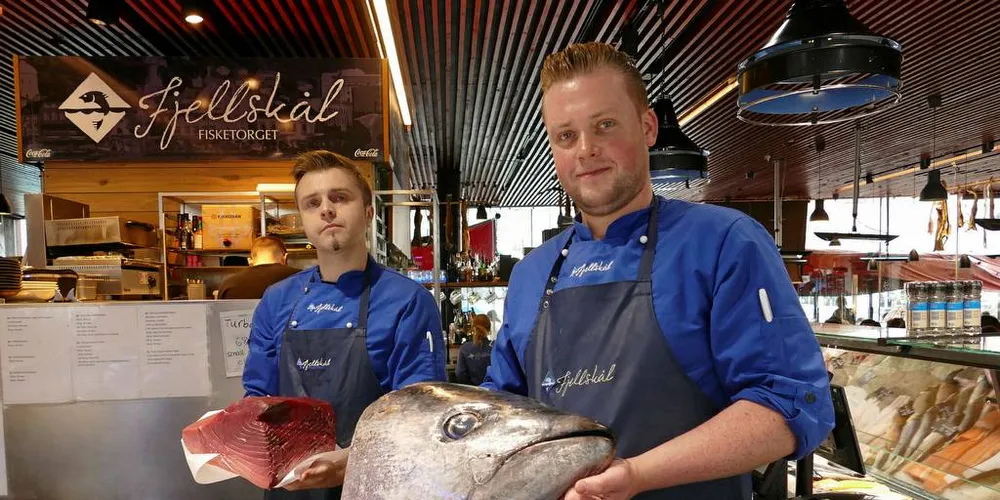 FØRSTE: Stian og Dan Even Fjellskål på Fisketorget i Bergen med den første av makrellstørjene i år, fisket av «Hillersøy». De betalte nesten 50.000 kroner for en fisk på 160 kilo.Foto: Ole Erik Klokeide