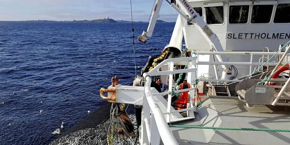 Fiskebåt mener båter som «Slettholmen» må få beholde to grunnkvoter i seinotfiske.Foto: Slettholmen