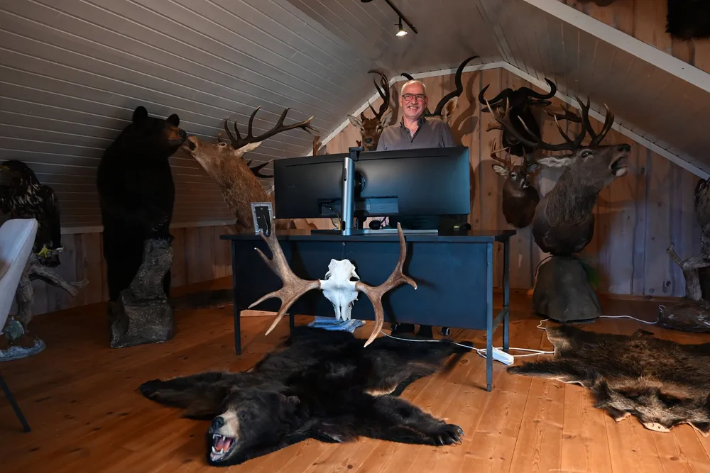 Roger Lyngvær driver Lyngvær Bemanning fra andre etasje av garasjen sin på Frøya, omgitt av dyr han har skutt selv. – Jeg har flere på hytta, sier han.