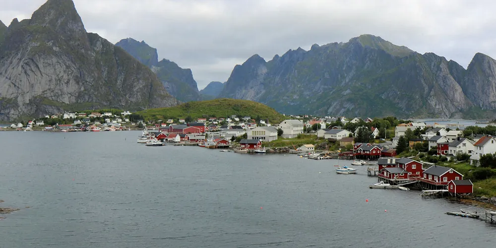 REINE: Det kommer til å bli flere turister i Reine når Hurtigruten om to år faser inn Reine som anløpssted med sitt nye, kommersielle ekspedisjonsskip.